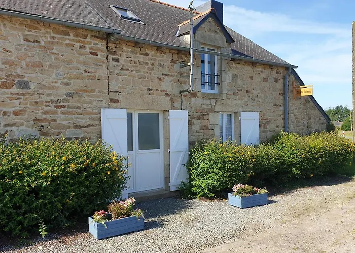 Charming Traditional 2-Bed Cottage Near Plemet