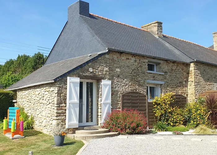 Charming Traditional 2-Bed Cottage Near Plemet